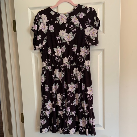 No Boundaries Purple and White Floral dress.
Runs small. - Picture 5 of 6